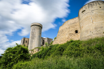 Fototapeta na wymiar Vue en longue exposition par temps nuageux du Château de Guillaume-le-Conquérant à Falaise