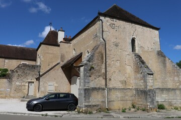 Fototapeta na wymiar Ancien prieuré, vu de l'extérieur, village de Noyers sur Serein, département de l'Yonne, France