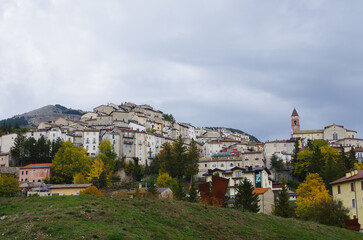 Fototapeta na wymiar The small tourist village of Rivisondoli with intense autumn colors