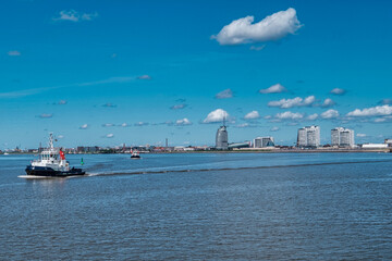 Fototapeta premium blick auf die Skyline von Bremerhafen vom Wasser aus.