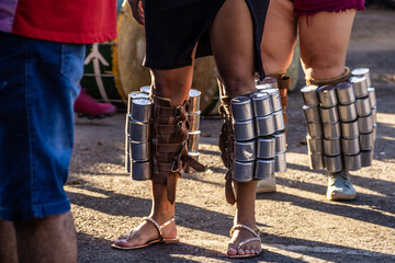 Detalhe de chocalhos nas pernas de um grupo de foliões, ensaiando para as Congadas de Goiânia....