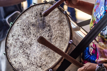 Detalhe de um grupo de foliões, ensaiando para as Congadas de Goiânia. Instrumentos de percussão.