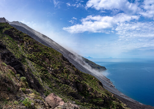 Liparische Inseln, STROMBOLI: Besondere Stimmung auf der Vulkaninsel - herabfallende Gesteinsbroken auf der Sciara del Fuoco, Feuerw&uuml;ste