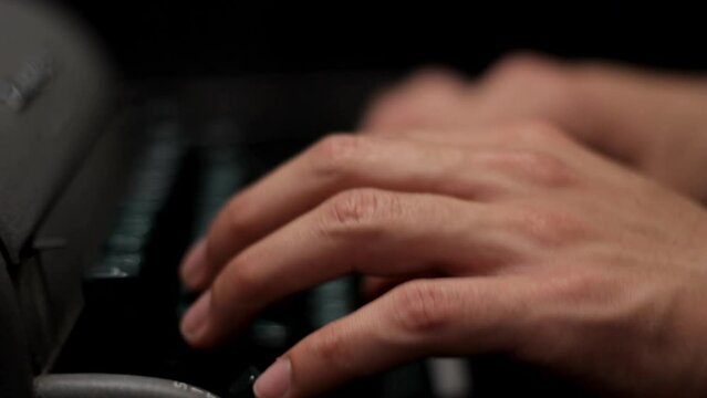 Escribiendo en una m&aacute;quina de escribir