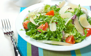 Salad of fresh tomatoes and lettuce in a plate