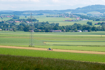 Getreidefeld im Innviertel mit Traktor und Starkstrommast - wheat field © Georg Hummer