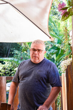 Homem idoso obeso solitario 