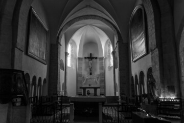 Obraz premium intérieur d'une église en noir et blanc