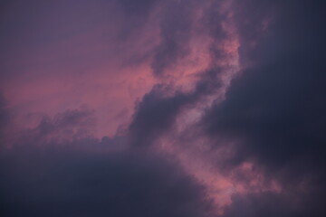Regenwolken am Abend mit orange, purpur und grau