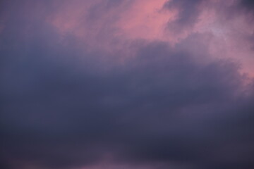 Dunkle Regenwolken am Abend mit orange, purpur und grau