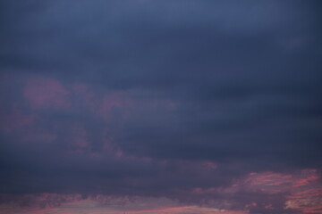 Regenwolken am Abend mit orange, purpur und grau