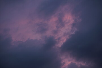 Regenwolken am Abend mit orange, purpur und grau