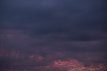 Regenwolken am Abend mit orange, purpur und grau