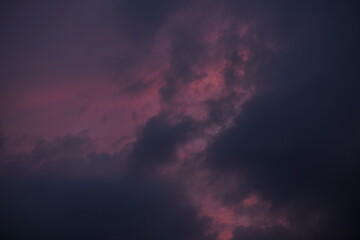 Regenwolken am Abend mit orange, purpur und grau