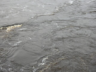 Water flow artifacts at full tide