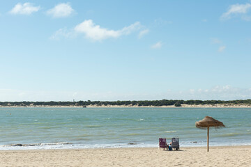 Dos personas sentadas en la hamaca, en la playa de Bajo Guía, Sanlúcar de Barrameda, provincia de Cádiz, España, foto tomada el 1 de junio de 2022