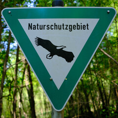 Schild Naturschutzgebiet im Wald