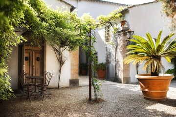 Fototapeta na wymiar Romantic courtyard in the Italian villa.