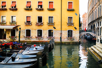 Fototapeta na wymiar Canal in Venice and colorful buildings