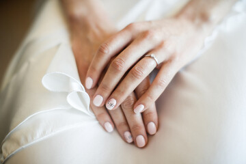 Obraz na płótnie Canvas Engagement ring on bride's finger