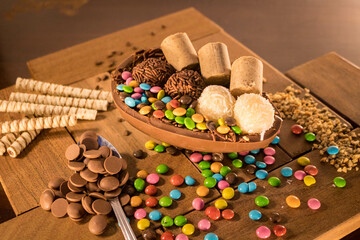 
Spoon chocolate egg with paçoca, brigadeiro, granules, floppy disks or confetti, vanilla and chocolate tubes or straws, peanut nuts.