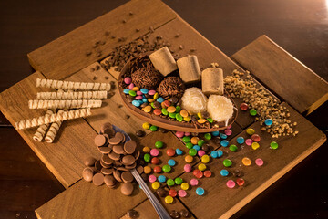 
Spoon chocolate egg with paçoca, brigadeiro, granules, floppy disks or confetti, vanilla and chocolate tubes or straws, peanut nuts.