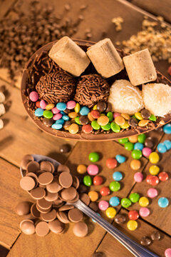  Spoon chocolate egg with
Ovo de chocolate de colher com pa&ccedil;oca, brigadeiro,  granulados, disquetes ou confetes, tubets ou canudinho de baunilha e chocolate, castanha de amendoim.  
