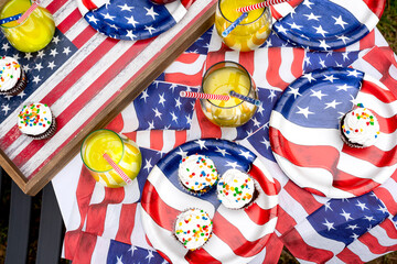 Obraz premium Sweets and drinks and symbols of USA flags. celebration of Memorial Day, Independence Day.
