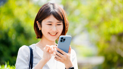 スマートフォンを操作する若いビジネスウーマン