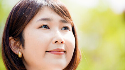Fototapeta premium 笑顔の若いビジネスウーマン