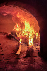 legna che brucia in un forno di una pizzeria - obrazy, fototapety, plakaty