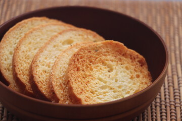 木皿に入ったラスク