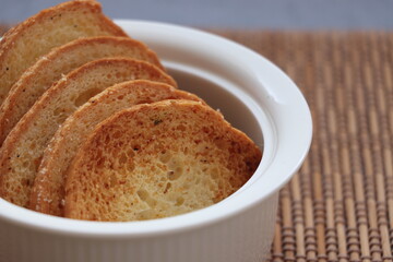 ココット皿に入ったラスク