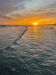 Sonnenuntergang am Meer mit leichten Wellen