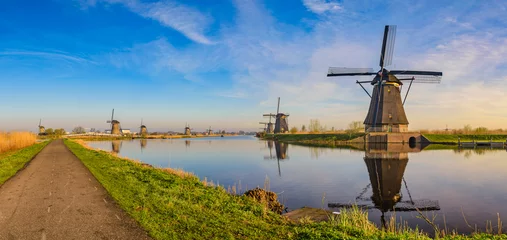 Zelfklevend Fotobehang Rotterdam Rotterdam Nederland, panorama natuurlandschap van Dutch Windmill in Kinderdijk Village