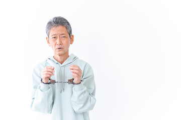 逮捕された高齢の男性