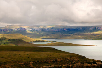 Fototapeta premium cloudy sky over the sterkfontein dam with mountains in the background