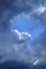 Fototapeta premium 雨雲の切れ目 縦