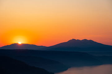 夜明けの空に朝日の輝く瞬間。日本の北海道の美幌峠。