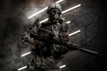 Naklejka premium Artwork of soldier dressed in camouflage clothes and gas mask against dark background.
