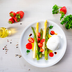 Burrata cheese with asparagus and strawberries