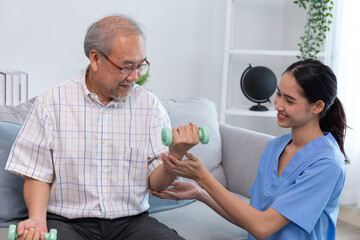 Obraz premium A young support helping a senior man working out.