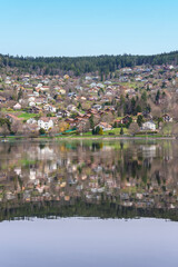 Reflets miroirs matinaux sur le lac de Gérardmer dans les Vosges