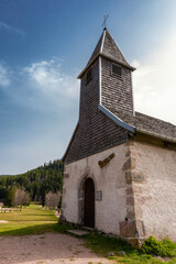 Fototapeta na wymiar Petite chapelle ancienne dans les Vosges au bord du lac de Xonrupt Longemer