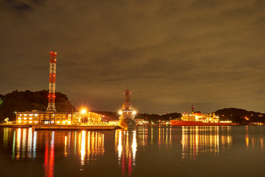 神奈川県横須賀市　夜の横須賀港　試験艦あすかと南極観測船しらせ
