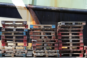 Alte Paletten im Hafen