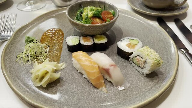Ein Teller mit unterschiedlichen Sushi.