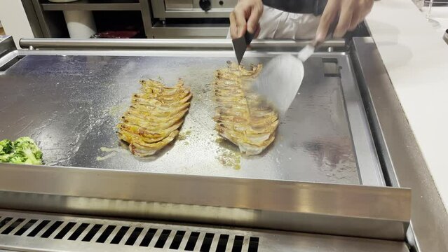 Zubereitung von frischen Garnelen, Meeresfr&uuml;chten auf einer hei&szlig;en Kochplatte.