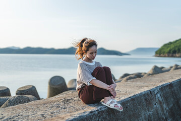 海を散策する女性