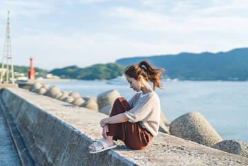 海を散策する女性